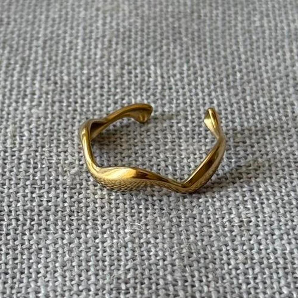 Gold asymmetrical ring classic flowy